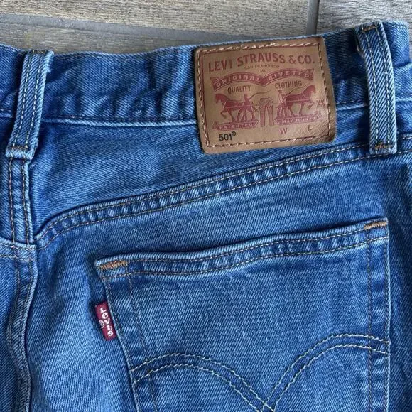 Levi's 501 Men Size 27 Jeans Distressed Button Fly Denim Raw Edge Cropped - Picture 15 of 16